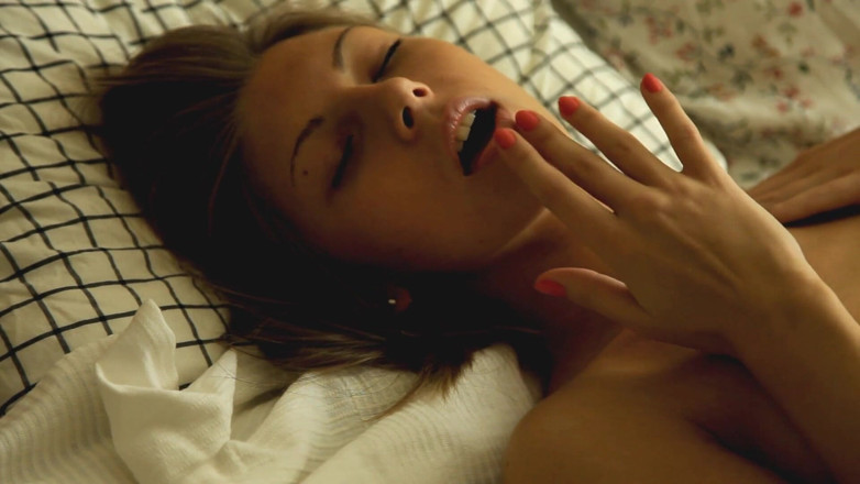 Adult Deluxe: Innocent beauty massages &amp; toys herself
