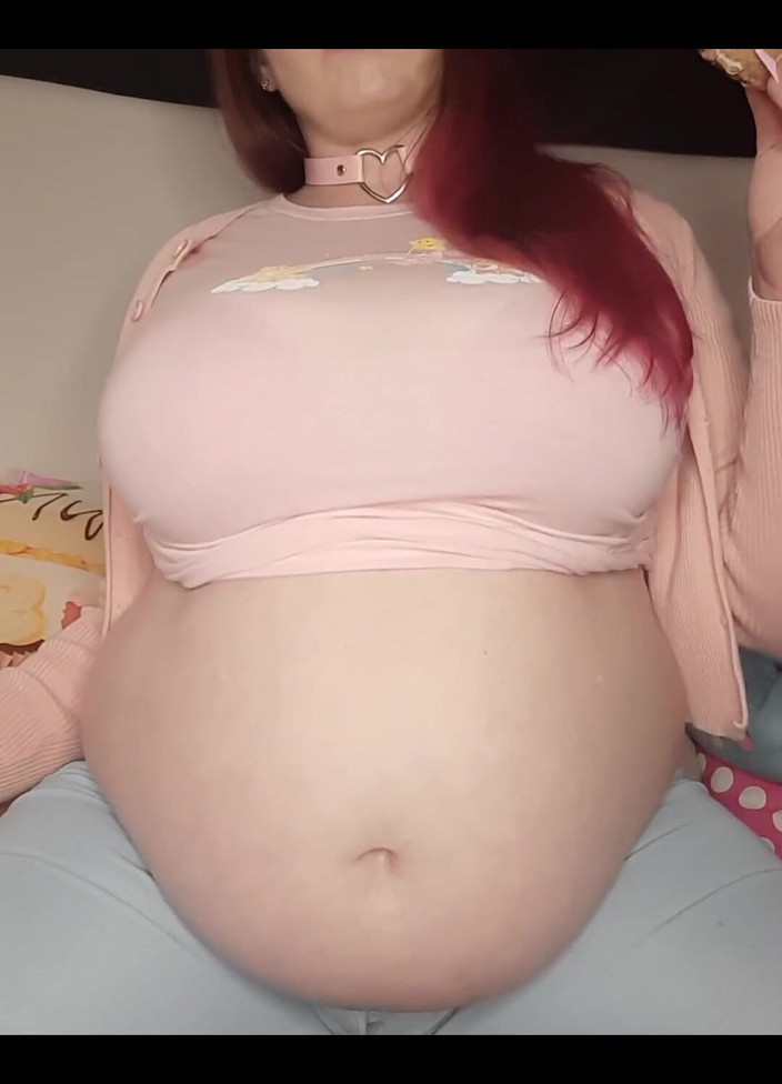 CHUBB1E_BUNN1E: Comendo e mostrando minha barriga redonda