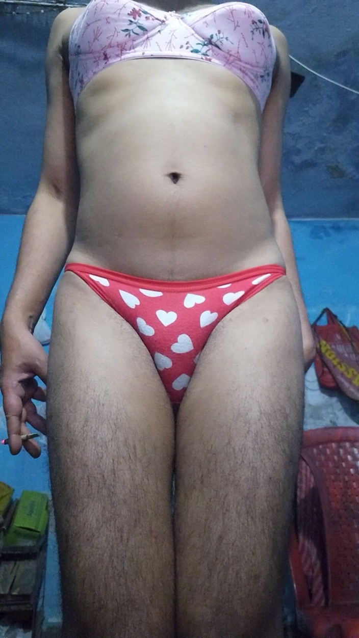 Lustyizlife: कामुक भारतीय कमसिन फेमबॉय अपनी सौतेली बहन की ब्रा और पैंटी पहने हुए उसके फिमोसिस लंड को मरोड़ते हुए