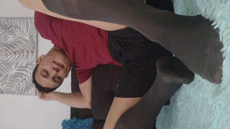 Tomas Styl: Wielkie stopy w biurze skarpetek