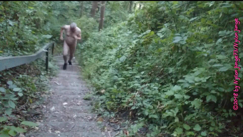 Carmen_Nylonjunge: Escadas nudistas na montanha da floresta, diversão ao ar livre