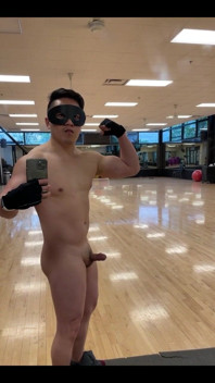 Sich im Fitnessstudio biegen