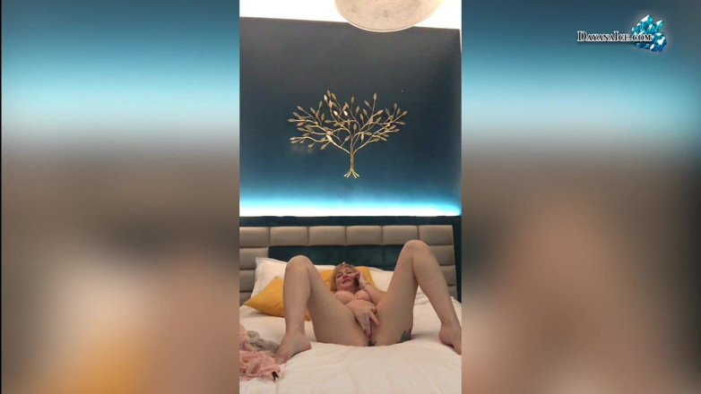 Dayana Ice: Passionate milf fondles wet pussy on camera