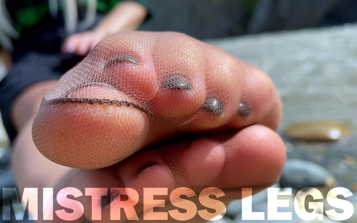Mistress Legs: Bohyně v tan silonkách ukazuje její roztomilá nylonová chodidla a...