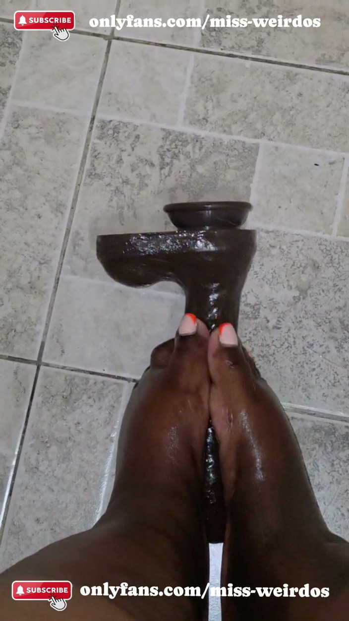 Miss weirdos: Footjob dildo kontol monster yang berdenyut dan menggoda