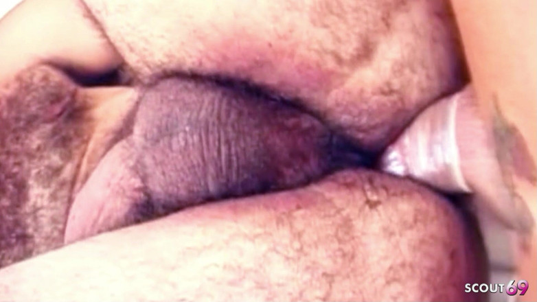 Shemale TS Collection: Lelaki yang sangat berbulu dikongkek dubur dalam seks bertiga dengan...