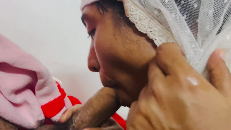 Immfuck: Мусульманская индийская девушка в хиджабе и Санта Рождественский специальный минет с глубокой глоткой с давкой спермой в рот