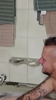 Já a moje nevlastní sestra ve vaně