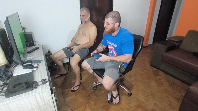 carmonaoficial: कार्मोना और उसके पिता नग्न वीडियो गेम खेल रहे हैं