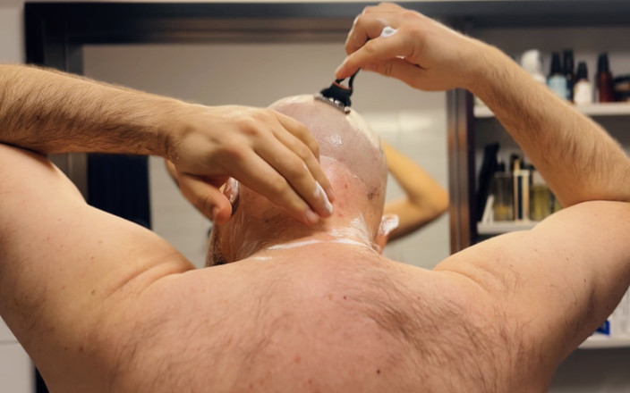 Beardedcummer: Botak Baru Bercukur dan Menyembah