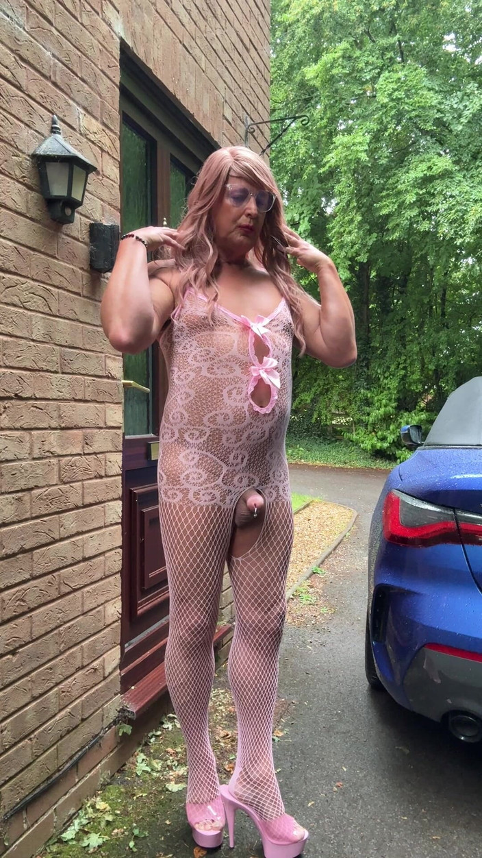 Kellycd2022: 핑크 망사 바디수트와 힐을 신은 섹시한 크로스드레서 Kellycd2022 빠른 이른 아침 비디오