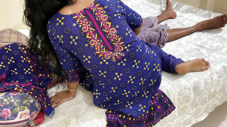 SAFI TV: 私は部屋に義理の兄が一人でいるのを見つけて、ファックを始めました