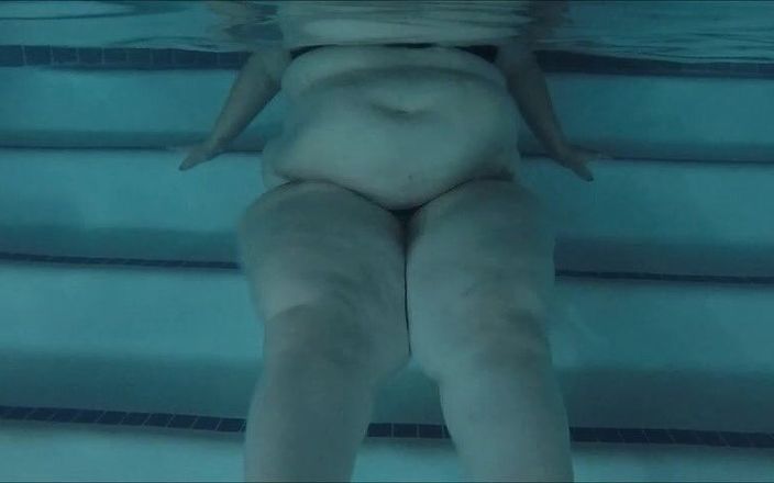 BBW Pleasures: Coapsele subacvatice ale unei femei super-mari și frumoase se scutură