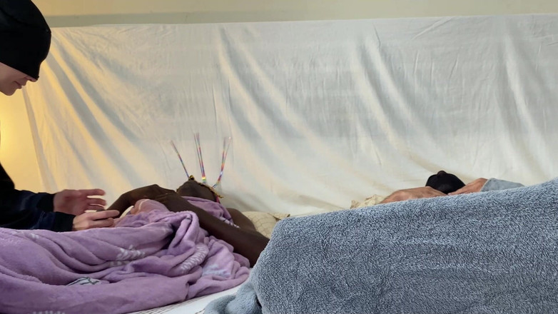 Girlnona: 妻子试图保持忠诚，但不能反对丈夫最好的朋友大黑鸡巴 第1部分