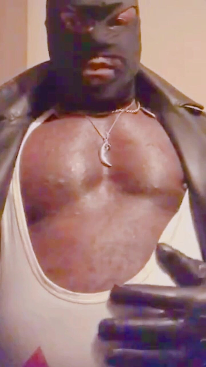 Black smoking muscle stepdad: Màn khoe vú to cơ bắp &amp; buổi hút thuốc