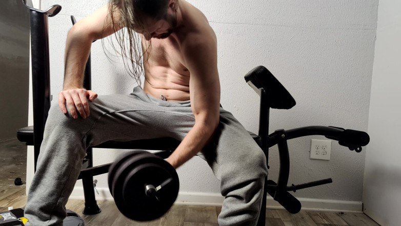 AlbinoAdonis: Bicep krult en trekt af in grijs zweet