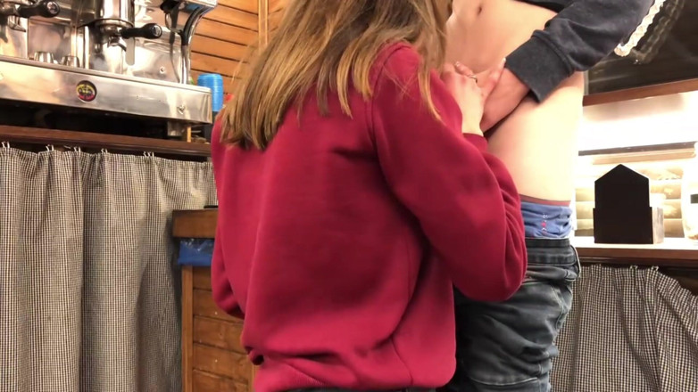 MaybeNatty: Pompino Rischioso - Ragazza Di 18 Anni Succhia Il Cazzo Della Sua...