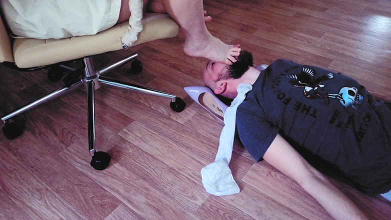 FoxyAndZaz: Přinutila jsem toho chlapa, aby mi lízal boty a sál...