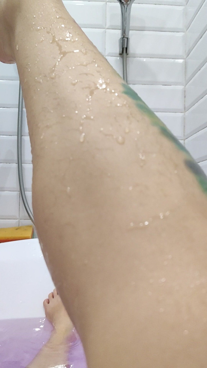 Risky Hairy Couple: Chlupatá body Explorer v koupelně