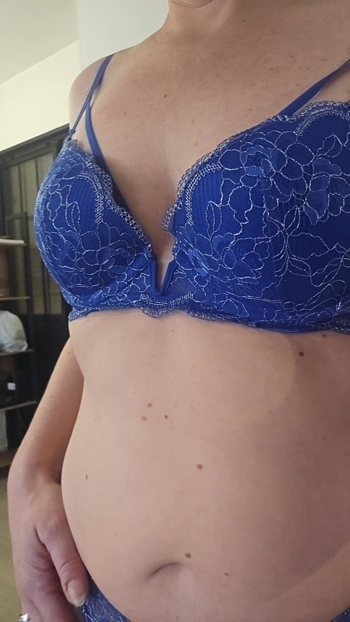 Sofy13: Ehi Tu, iscriviti e vieni vedi che brava troia sono!