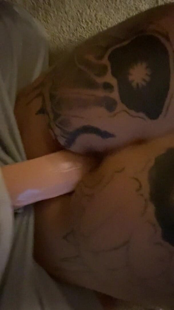 MzKiTTy91: Big booty pawg wife takes just the tip