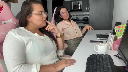 zoemelissa: Patronumuz bizi heyecanlandırıyor, onu düşünerek mastürbasyon yapıyoruz