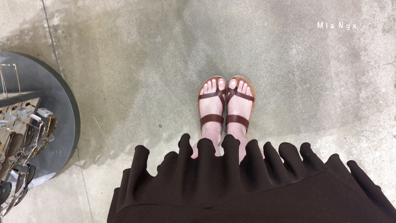 MiaNyx: 屋外で私のきれいな足