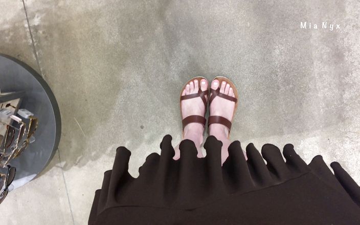 Mia Nyx: My pretty feet outdoors