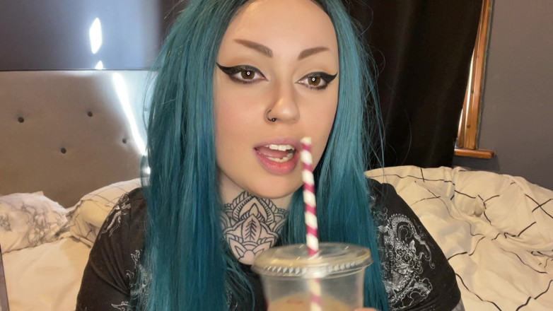 Miss Valentina: Compra il mio latte ghiacciato bitchboy