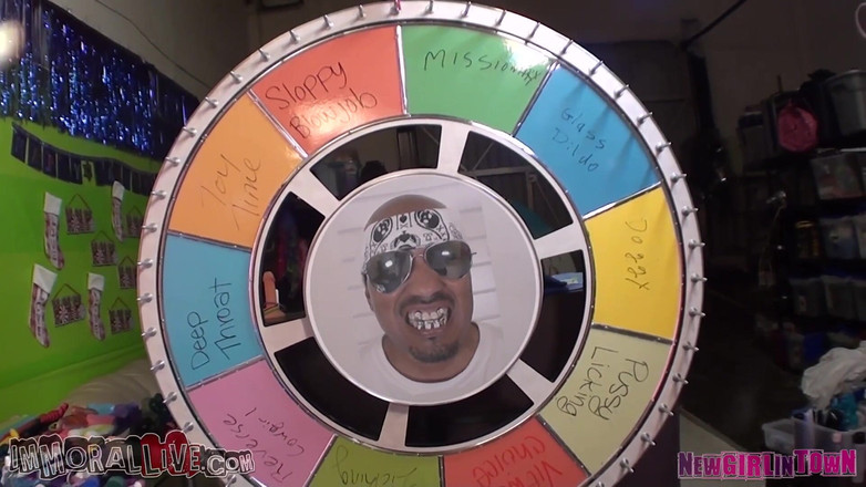 Immoral Live: A loira de cabelos curtos tem um corpo incrível e...