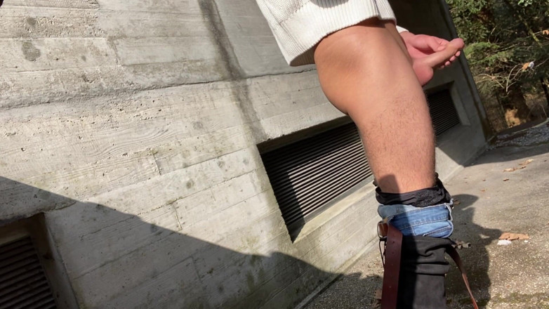 Luca-twink: Sissy risky outdoor dildo fun