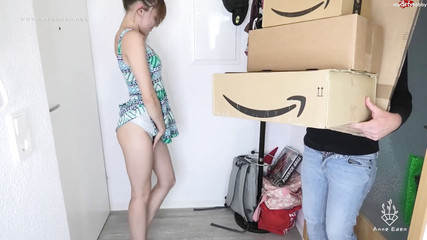 Anne Eden: 소포 캐리어는 큰 부하를 제공합니다!