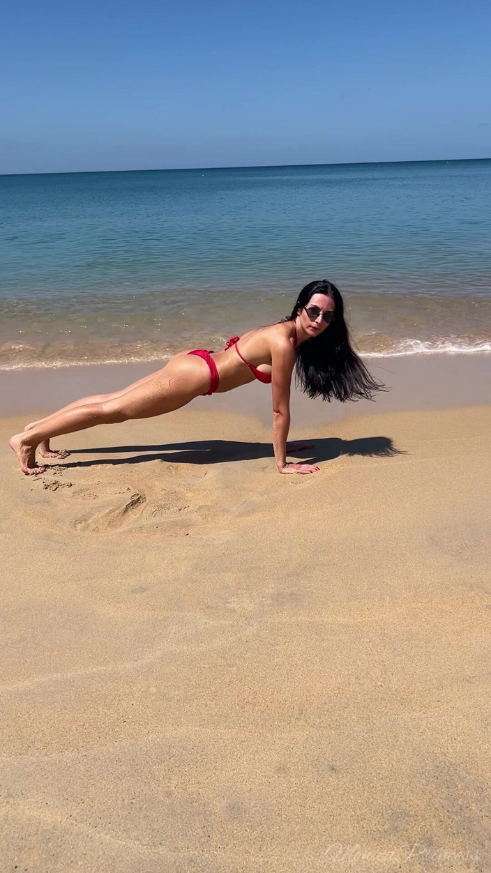 Princess Monica: Taquinage en bikini rouge sur la plage