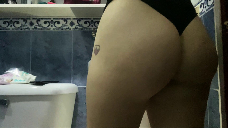 MiaSaintLove: Üvey kız kardeşimin banyosunda saklanıyorum