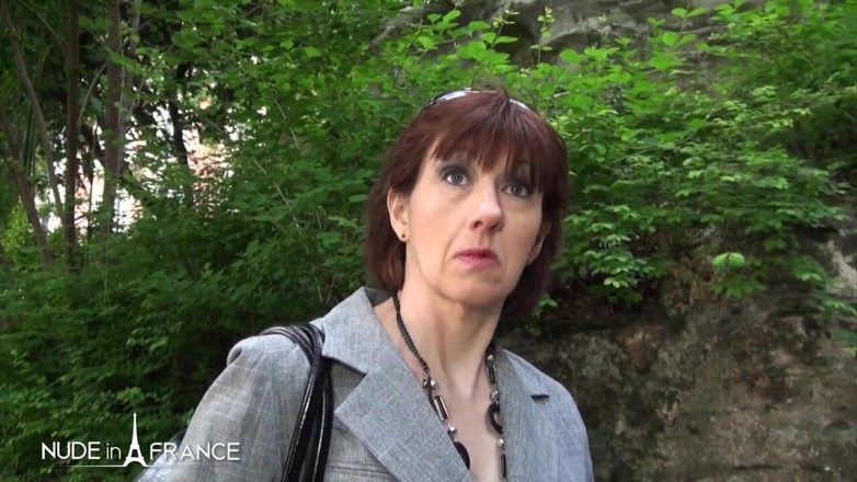 Nude in France: Agenta imobiliară matură lacomă este futută în cur pentru a vinde...