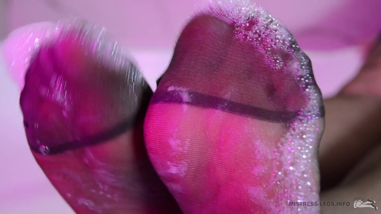 Mistress Legs: Suole e dita di nylon bagnate colorate