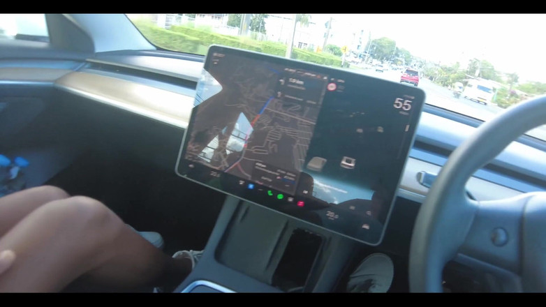 English Psycho: O 找到了一个漂亮的 18 岁变性巧克力芭比娃娃在海滩上啪！