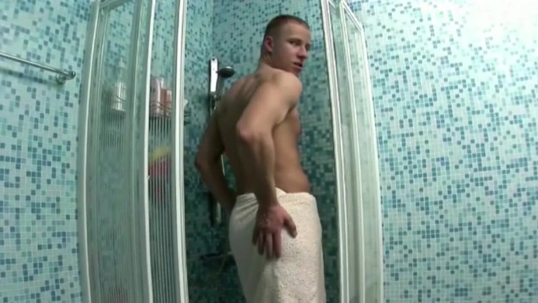 Crunch Boy: Straigth exhib sous la douche pour 150 euros