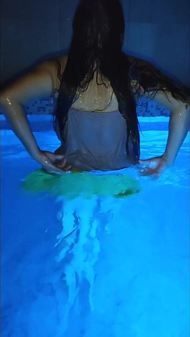 Karencx: À la piscine