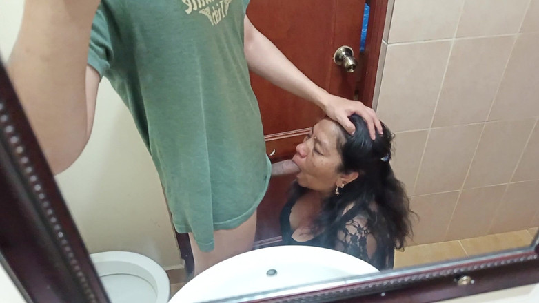 Moo DBOXXX: 成熟的克里斯蒂安喜欢吮吸我的鸡巴，食物摊贩对我上瘾了，她的丈夫还在教堂里