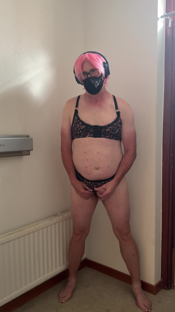 Julia Trans: Děvka v růžovém si hraje a masturbuje, dokud nevyvrcholí