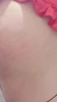 나는 빨간 치마를 입는 것을 좋아하고, 즐기기 위해 잠자리에 갑니다.