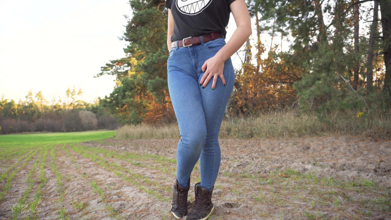 Teasecombo 4K: Stiefschwester neckt cameltoe-muschi in blue jeans im freien