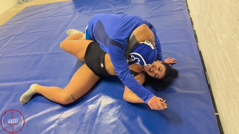 She Wrestle: Cocky Guy brottas och bärs av het muskelbrud
