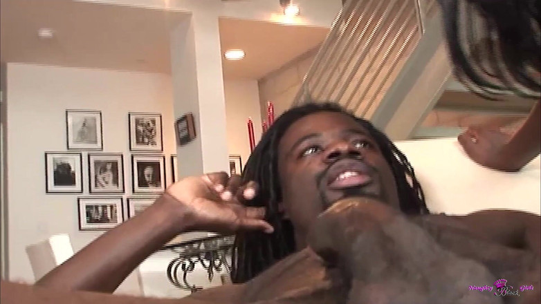 Naughty Black Girls: Solei Dior muestra su gran culo y obtiene su coño...