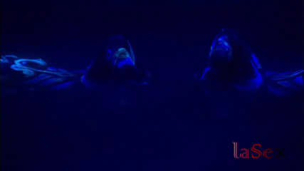 La sex: Mind-blowing sex scene with two hot lesbians fucking in blue