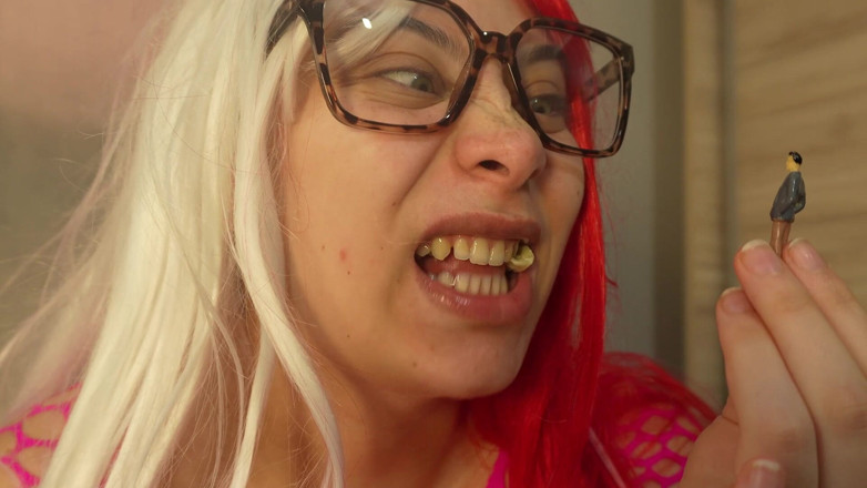 AmayaMori: Giantess przyrodnia siostra żuje gumę, a następnie dmucha bąbelki na swoją...