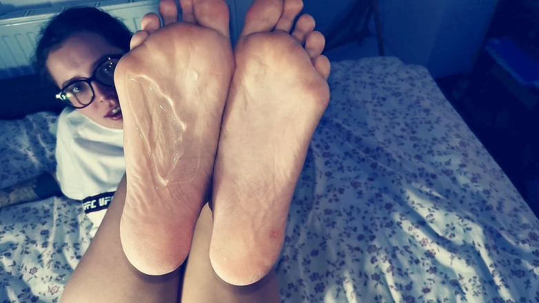 Ghomestory: Gadis seksi melakukan fetish kaki panas | Muncrat di kaki | Kaki...