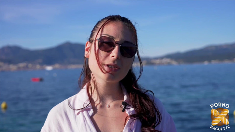 Porno Baguette: Mia, bella ragazza, viene scopata da un cazzo enorme