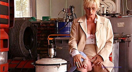 Porno Cloud: La milf e la sua riparazione auto